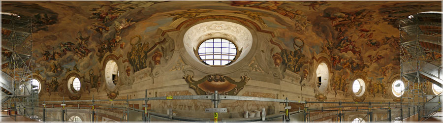 Dome de l'glise Karlskirche Vienne L'glise Karlskirche est situe sur la place du mme nom Vienne. Elle est construite dans le style baroque du XVIIIme sicle, flanque de deux monumentales colonnes, situes de part et d'autre de l'entre principale. Moyennant un droit d'entre, on peut la visiter, et surtout monter sur les chafaudages, afin d'admirer les fresques de la coupole, rcemment rnoves. www.360x180.fr Selme Matthieu