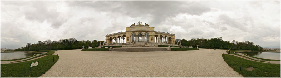 Palais Schonbrunn à Vienne Le château de Schönbrunn est un élément significatif de la culture autrichienne. Depuis les années 1960, c'est l'un des sites touristiques les plus visités de Vienne. Le palais de Schönbrunn a été classé au patrimoine mondial de l'UNESCO en 1996. www.360x180.fr Selme Matthieu