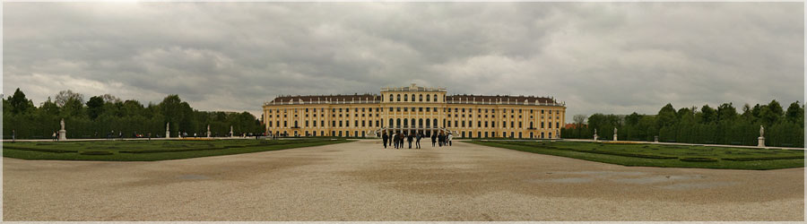 Jardins de Schonbrunn Vienne Les jardins la franaise du parc furent dessins en 1695 par Jean Trhet, lve de Le Ntre. Le parc comprend de fausses ruines romaines et une orangerie, apanage des palais de grand luxe de cette poque. Le sommet du parc est occup par la Gloriette, dessine par Ferdinand von Hohenberg, d'o l'on dispose d'une vue panoramique sur le chteau et sur la ville de Vienne.  www.360x180.fr Selme Matthieu