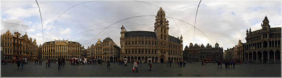 Panomorphing : La Grand Place de jour La Grand-Place est la place centrale de Bruxelles. Mondialement renommée pour sa richesse ornementale, elle est bordée par les maisons des corporations, l'hôtel de Ville et la Maison du Roi. Elle est généralement considérée comme l'une des plus belles places du monde. Elle a été inscrite en 1998 sur la liste du patrimoine mondial de l'UNESCO. Lieu historique, elle a vu se dérouler de nombreux évènements heureux ou tragiques. En 1523, les premiers martyrs protestants, Henri Voes et Jean Van Eschen, y sont brûlés par l'Inquisition, quarante ans plus tard, les comtes d'Egmont et de Hornes y sont décapités. En août 1695, pendant la Guerre de la Ligue d'Augsbourg, la plupart des maisons, dont certaines sont encore construites en bois, sont détruites lors du bombardement de la ville par les troupes françaises commandées par le maréchal de Villeroy. Seules la façade et la tour de l'Hôtel de Ville, qui servait de cible aux artilleurs, et quelques murs en pierre ont résisté aux boulets incendiaires. Les maisons entourant la place furent reconstruites en pierre par les différentes corporations. Parmi celles-ci, la maison de la corporation des Brasseurs abrite aujourd'hui le Musée des Brasseurs. www.360x180.fr Selme Matthieu