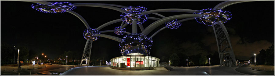 L'Atomium de Bruxelles L'Atomium est un monument de Bruxelles, en Belgique, construit à l'occasion de l'Exposition universelle de 1958 et représentant la maille conventionnelle du cristal de fer (structure cubique centrée) agrandie 165 milliards de fois. Les neuf sphères représentent les neuf atomes constitutifs du cristal de fer et ne sont qu'une coïncidence avec la division de la Belgique (neuf provinces belges de l'époque, qui sont aujourd'hui dix avec la scission du Brabant). A l'origine, le concepteur du monument l'a imaginée comme une référence aux sciences, et en particulier les usages de l'atome, en plein développement à cette époque. www.360x180.fr Selme Matthieu
