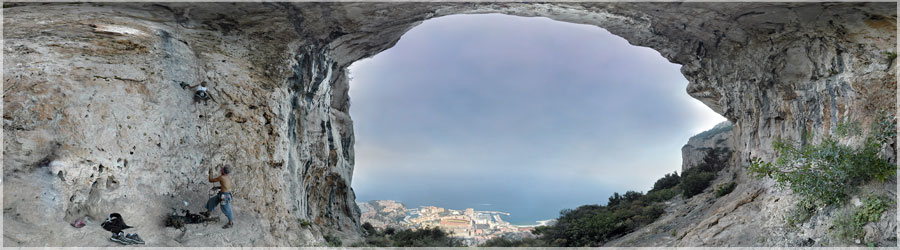 Grotte de Big-Ben, La Turbie (Alpes Maritimes) Premier panoramique sphérique 360°, réalisé à la Grotte de Big-Ben, à la Turbie, sans trépied ni rotule, avec un appareil photo entièrement automatique de seulement 2Mpx ! www.360x180.fr Selme Matthieu