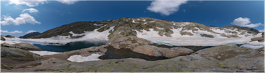 Mercantour : les lacs Bessons 2/3 Les lacs jumeaux (bessons = jumeaux en provenal) sont parmis les plus beaux du Boron. Ils sont situs  2514m d'altitude. Cette prise de vue a t ralise dbut juillet 2013, on apperoit encore beaucoup de neige : il a fallu traverser de nombreux nvs pour y accder. www.360x180.fr Selme Matthieu