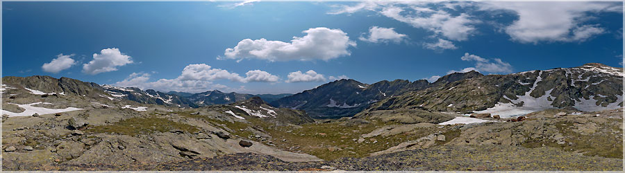 Mercantour : les lacs Bessons 3/3 Les lacs jumeaux (bessons = jumeaux en provenal) sont parmis les plus beaux du Boron. Ils sont situs  2514m d'altitude. Cette prise de vue a t ralise dbut juillet 2013, on apperoit encore beaucoup de neige : il a fallu traverser de nombreux nvs pour y accder. www.360x180.fr Selme Matthieu