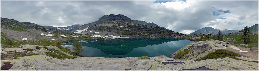 Mercantour : le lac Trecolpas Le lac de Trcolpas est situ dans le massif du Mercantour, au-dessus du Boron  2 150 m d'altitude. Il se trouve dans le vallon verdoyant de Trcolpas et est facile d'accs. Au centre de celui-ci se trouve une petite le, due  la construction dans les annes 1980 d'une petite digue qui a fait monter le niveau du lac d'un bon mtre. www.360x180.fr Selme Matthieu