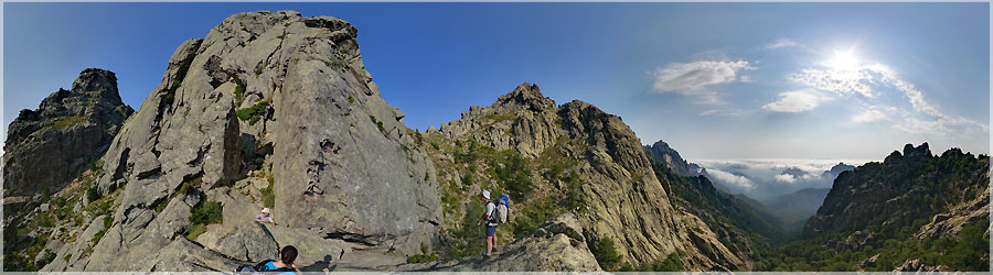 Etape alpine du GR20 dans les aiguilles de Bavella 1er jour : Nous commenons par cette superbe tape alpine du GR20, dans les aiguilles de Bavella. Je profite d'un petit ralentissement, cause d'un passage ncessitant l'usage de chane, pour raliser cette vue. www.360x180.fr Selme Matthieu