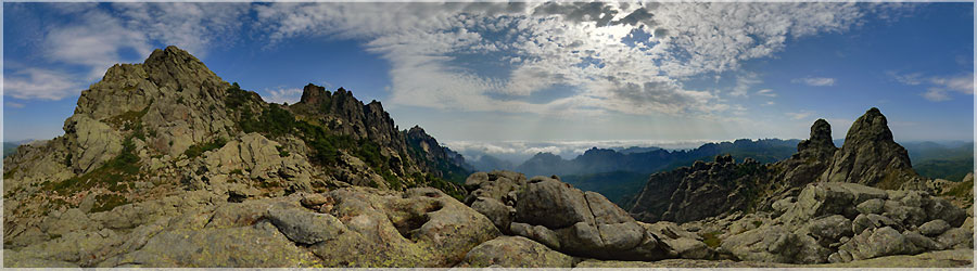 GR20 : Sortie des aiguilles de Bavella 1er jour : Nous sortons des aiguilles de Bavella, la pente est rude, nos sacs dos sont pleins, une petite pause l'ombre des normes rochers avant de continuer ! Le soir, nous dormirons aux Bergeries d'Asinao. Les repas, prpars par Aline, sont dlicieux. Un confort sommaire, avec une douche derrire un gros rochet, vue magnifique sur la valle...  www.360x180.fr Selme Matthieu