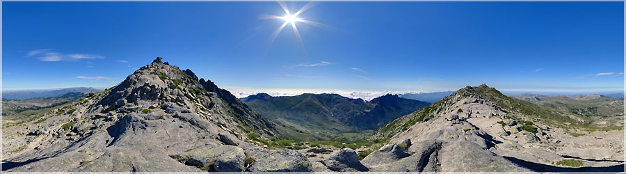 GR20 : Col de l'Incudine 2e jour : Le matin, monte assez brutale vers le monte Incudine. Il faut partir assez tt, pour ne pas avoir le soleil lors de la monte, car la pente est dgage de toute vgtation, et on peut facilement cuire... Vue dgage sur les aiguilles Bavella !  www.360x180.fr Selme Matthieu