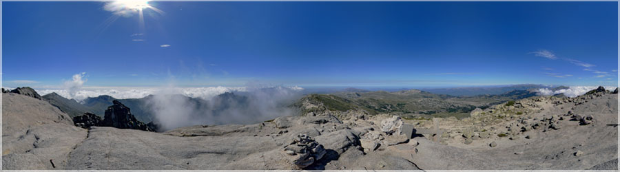 GR20 : Sommet de l'Incudine 2e jour : Le temps de rejoindre le sommet de l'Incudine, les nuages se pressent sur les aiguilles de Bavella, mais ils ne nous rattraperont pas pour aujourd'hui... Le soir, repos aux bergeries de Croce. Un trs bon accueil par le gardien, et un repas bien copieux ! www.360x180.fr Selme Matthieu