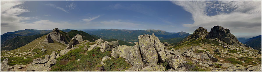 GR20 : Arte Monda 3e jour : Une fois l'arte Monda rejointe, nous la suivons jusqu'au col d'Usciolu, qui fut aussi baptis arte des Statues. Le sentier passe alternativement du versant Ouest au versant Est, avec des panoramas chaque fois changeants. Nous dormirons en tentes, au refuge d'Usciolu. www.360x180.fr Selme Matthieu