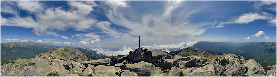 GR20 : Punta Capella 4e jour : Une longue tape en crte. Le GR passe au pied de Punta Capella, une petite heure hors sentier, a travers les normes rochers, permets d'accder au sommet ! www.360x180.fr Selme Matthieu