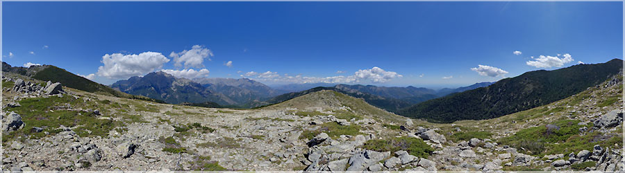 GR20 : Col Bocca Palmente 6e jour : Le sentier est trs agrable, la descente vers Vizzavona se fait confortablement, empruntant d'innombrables lacets l'ombre d'arbres splendides. Vizzavona est situe au milieu du parcours, le train s'arrte ici : c'est la fin du trek pour certains, qu'ils soient partis du Nord ou du Sud, tandis que d'autres, au contraire, en profitent pour faire une moiti de cette randonne. www.360x180.fr Selme Matthieu