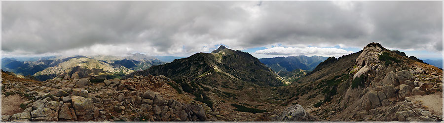 GR20 : Col Monte Oro 7e jour : Nous passons devant la Cascade des Anglais, puis une monte brutale, assez raide, vers le col Monte Oro. Petite pause djeuner, abrits derrire un rocher, mais le vent glacial nous refroidit assez rapidement, et nous reprennons le sentier. www.360x180.fr Selme Matthieu