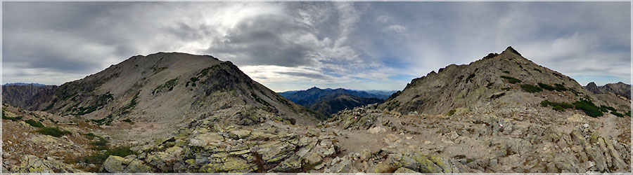 GR20 : Bocca Muzzella 9e jour : Le sentier s'lve parmi de nombreux aulnes, vers une ligne de crte que l'on traverse pour atteindre Bocca Muzella, col bien marqu 2206m. www.360x180.fr Selme Matthieu