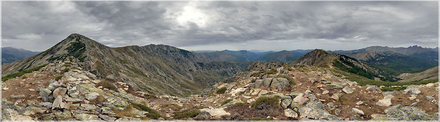 GR20 : Arte Tomachiu 10e jour : Le GR20 chemine tranquillement jusqu'au lac de Ninu, puis nous montons travers les aulnes, jusqu' Bocca a Reta. Le vent est prsent, trs prsent... www.360x180.fr Selme Matthieu