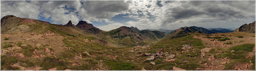 GR20 : Magnifique Cirque 11e jour : D'un ct les montagnes, de l'autre nous apercevons la mer : que de paysages diffrents d'un seul coup d'oeil ! www.360x180.fr Selme Matthieu