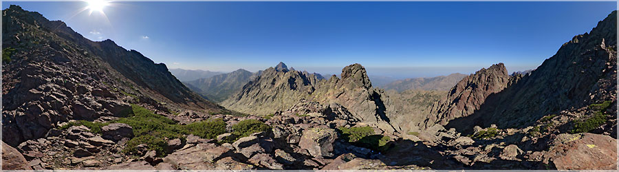 GR20 : Cirque de la Solitude : Bocca Minuta 12e jour : Aprs une monte assez prouvante, sans chemin bien visible, escaladant des gros blocs rocheux, nous arrivons d'un ct du cirque de la Solitude. Nous appercevons des personnes, de l'autre ct, il nous faudra bien longtemps pour y arriver ! www.360x180.fr Selme Matthieu