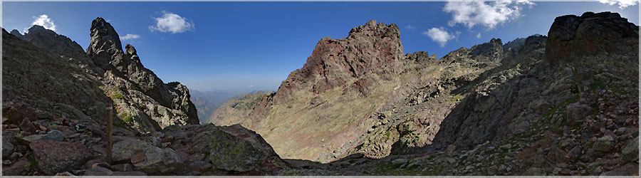 GR20 : Cirque de la Solitude : Au fond du fond...  12e jour : Au fond du fond du Cirque de la Solitude, maintenant, il faut remonter de l'autre ct. Les passages vraiment dlicats sont quips en chanes, et nous rencontrons quelques chelles... Cela est bien utile, car avec nos sacs dos chargs, nous sommes souvent dsquilibrs, avec ce sol rocailleux et trs instable... www.360x180.fr Selme Matthieu