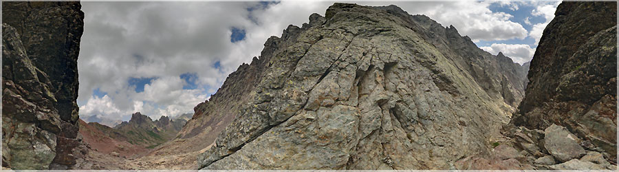 GR20 : Cirque de la Solitude : Bocca Tumasginesca 12e jour : Ca y est, nous avons franchis le cirque de la Solitude, cirque magnifique par son encaissement et les couleurs des roches, une variante dans les gris, les rouges. www.360x180.fr Selme Matthieu