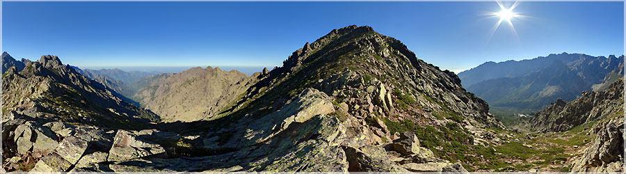 GR20 : Bocca Stagnu 13e jour : Magnifique vue du col Bocca Stagnu. Nos sacs dos sont allgs, nous progressons plus facilement, cela sent la fin...  www.360x180.fr Selme Matthieu