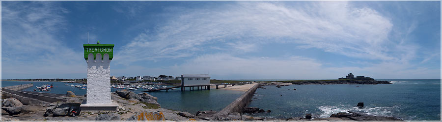 Pointe de Trevignon Le Chteau Artaud, situ  la pointe de Trvignon, est construit  l'emplacement d'anciennes fortifications littorales, vraisemblablement au cours du 4e quart du 19e sicle. La pointe de Trvignon s'avance dans l'ocan en direction du sud-ouest, et constitue le point le plus au sud de la commune. www.360x180.fr Selme Matthieu