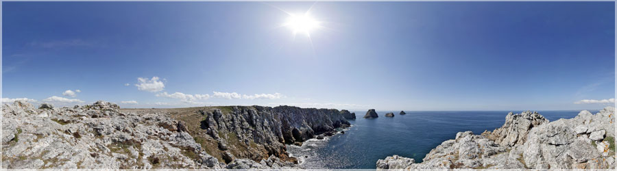 Pointe de Pen-Hir, Tas de Pois La pointe de Pen-hir est une pointe de Bretagne dans la presqu'le de Crozon. Par temps clair on peut voir jusqu' la pointe du Raz et l'le de Sein, ainsi que jusqu' l'le d'Ouessant et la pointe Saint-Mathieu. Les falaises pic, hautes, avec une diffrence de niveau d'environ 70 mtres avec la mer d'Iroise, sont pour cette raison utilises pour l'escalade. www.360x180.fr Selme Matthieu