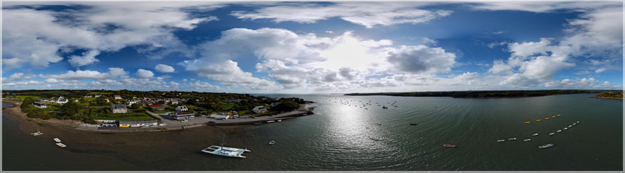 Panorama arien du port de Rostiviec (KAP) Le vent s'est un peu affirm en fin de journe, et je tente un panorama au dessus du port de Rostiviec. Au final, aprs avoir discut avec un passant, mon cerf-volant finira sa course dans l'eau... Je n'tais plus en train de le surveiller... Heureusement, l'appareil photo avait t rcupr juste avant ! www.360x180.fr Selme Matthieu