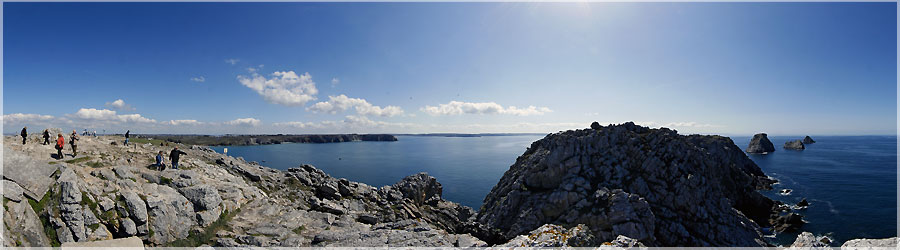 Pointe de Pen-Hir, Tas de Pois La pointe de Pen-hir est une pointe de Bretagne dans la presqu'le de Crozon. Par temps clair on peut voir jusqu' la pointe du Raz et l'le de Sein, ainsi que jusqu' l'le d'Ouessant et la pointe Saint-Mathieu. Les falaises pic, hautes, avec une diffrence de niveau d'environ 70 mtres avec la mer d'Iroise, sont pour cette raison utilises pour l'escalade. www.360x180.fr Selme Matthieu