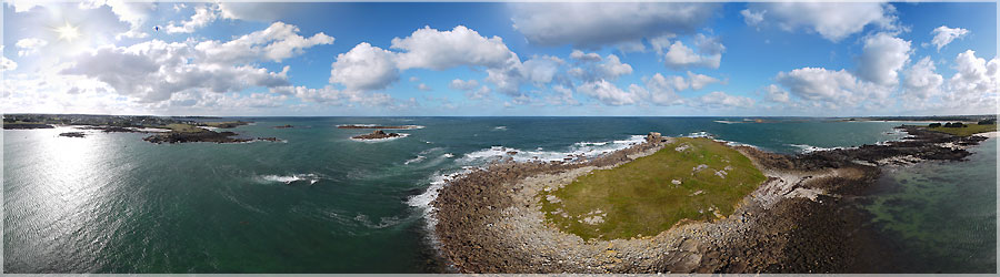 Panorama arien de la plage de lle de Carn (KAP) Lors d'une promenade le long des ctes du Nord Finistre, j'ai souhait faire un panorama sur une petite le. Sauf que le temps de se rendre sur place, et de lancer le cerf-volant et enfin de faire les photos, l'eau avait bien mont... Nous avions le choix entre rester 12h00 sur l'le, ou enlever les chaussures et traverser rapidement... Nous sommes donc arrivs sur la rive bien tremps ! www.360x180.fr Selme Matthieu