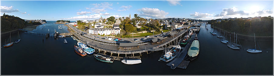 Port Muse de Douarnenez en cerf-volant ! Avec Andr, nous rejoignons Sylvain  Douarnenez. Le temps est nuageux, le vent faible, mais les prvisions sont plutt rassurantes : ciel dgag de nuages, et vent un peu plus consistant en fin de journe. C'est effectivement le cas, et nous profitons d'un vent un peu plus fort, pour accrocher 2 nacelles sous le mme cerf-volant ! (un Rokkaku, de forme hexagonale) Le Rokkaku est un cerf-volant qui, dans sa plage de vent, est beaucoup plus immobile qu'un Flow Form. L'assemblage du panoramique en sera grandement facilite... www.360x180.fr Selme Matthieu