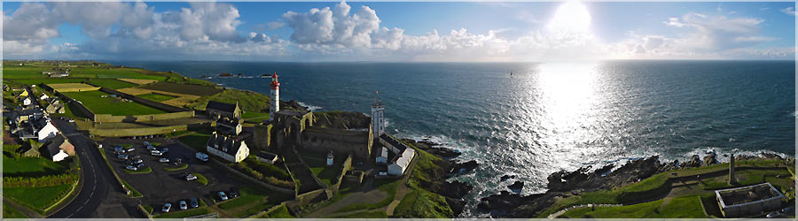 Pointe et Phare St Mathieu Je suis all faire un peu de cerf-volant du ct de la pointe Saint Mathieu : Extrme Ouest de la France... Le vent tait prvu pour tre entre 10 et 12 noeuds, mais je souponne les prvisions d'tre un peu en dessous de la ralit, car j'ai eu pas mal de difficults  ramener le cerf-volant : mal aux bras ! Je dballe le matriel, installe l'appareil photo sur sa nacelle, fais quelques rglages d'ouverture et de vitesse, puis je prpare mon cerf-volant. Je regarde le ciel : dgag au dessus de ma tte, nuageux sur les cts, puis je regarde l'horizon... Un voile blanc, brumeux, cotonneux sur la mer, ce n'est pas bon signe du tout ! Cela veut dire que d'ici quelques minutes, je serais tremp ! Heureusement, la voiture n'est pas bien loin, je remballe tout le matriel, et j'attends quelques minutes. En effet, une bonne averse de pluie mlange  la grle se fait un plaisir d'interrompre ma petite sortie. 10 minutes plus tard, grand ciel bleu, tous les nuages menaants sont passs. Je lance donc le cerf-volant, mais comme les nuages sont partis, les touristes sont revenus... Je remballe le cerf-volant, et marche un peu, pour ne pas avoir de monde dans les pattes... Je ne voulais pas prendre de risques avec la nacelle et les passants ! Surtout que le vent tait assez bizarre : le cerf-volant tirait bien, mais il avait la fcheuse tendance  pencher d'un ct, des rafales venant du Nord le poussait vers le sol ! Je suis donc all me mettre dans un champ non loin du Phare Saint Mathieu, comme a, si tout tombait, il n'y avait pas de dgts ! Voici la vue ralise  environ 80-85m de haut. www.360x180.fr Selme Matthieu