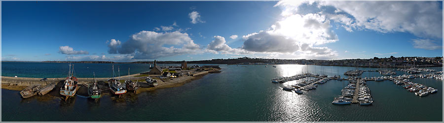 Port de Camaret Le petit port de Camaret est assez protg des vents. Au sol, le vent est trs faible, juste une petite brise. Il faut s'armer de patience pour faire dcoller le cerf-volant, et qu'il prenne un peu d'altitude. Un peu plus haut, les vents ne sont pas beaucoup plus forts, mais assez constants. Je dcide donc d'accrocher ma nacelle et l'appareil photo, et lche un peu de ligne. On profite alors d'une jolie vue au dessus des bateaux, et l'on dcouvre le port de Camaret sous un angle inhabituel ! www.360x180.fr Selme Matthieu