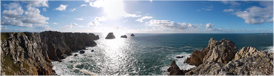 Tentative de survol de la pointe de Pen Hir Assez confiant par mes sorties prcdentes, je dcide de faire une vue panoramique au dessus de la pointe de Pen Hir, et des Tas de Pois. Je lance le cerf-volant, qui perds de suite de la hauteur, pour finir dans les rochers ! Je vrifie les rglages, et dcide de le relancer. Il vole bien mieux, j'y accroche donc la nacelle et l'appareil photo. Je lche un peu de ligne, pour faire monter le tout, et profiter d'une vue bien haute au dessus des falaises. Hlas, le vent s'est un peu calm, et on doit tre aux alentours de 7-8 noeuds. Ce n'est pas suffisant pour ce type de cerf-volant, surtout avec une nacelle de 1,2Kg suspendue dessous. Le cerf-volant perd de l'altitude, et se retrouve dans une zone non balaye par le vent (juste au dessus de l'eau, protge par les falaises). N'tant plus gonfl, il se replie, et tombe comme une feuille ! Je ramne tant bien que mal la ligne, mais cela ne suffit pas... La nacelle se pose sans encombre dans les rochers en contre-bas, et le cerf-volant un peu plus loin. Je descend doucement, pour aller rcuprer le matriel... Heureusement, j'ai tout rcupr sans problmes, et voici une petite vue, pas assez haute  mon got, de la pointe de Pen-Hir. La photo arienne est une activit  risque : pas d'abus de confiance !  www.360x180.fr Selme Matthieu