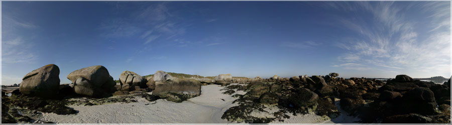 Plage de Brignogan (Finistre) Une partie de cache-cache derrire les normes cailloux de la plage de Brignogan ? www.360x180.fr Selme Matthieu