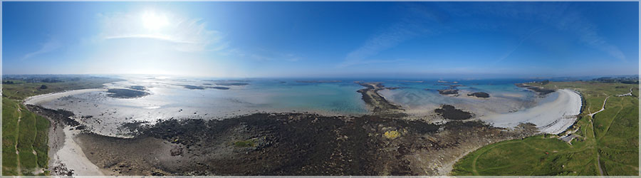 La presqu'le Sainte Marguerite en cerf-volant Du ciel bleu et du vent ? Direction le Nord Finistre pour une petite session KAP. Je dbute cet aprs-midi par la prise de vue arienne de la presqu'le Saint Marguerite. Le vent est soutenu, entre 10km/h et 15km/h, ce qui est suffisant pour soulever une nacelle de 700g, avec un rokkaku de 2m. www.360x180.fr Selme Matthieu