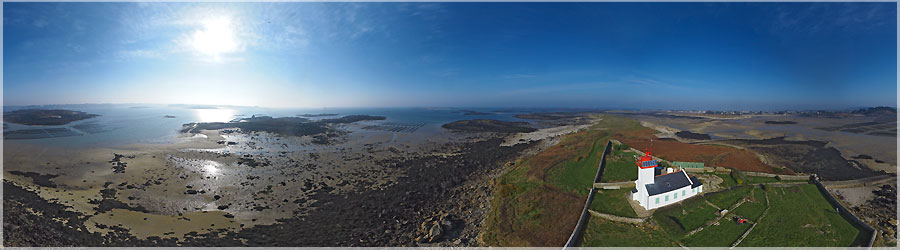 Phare de l'le de Wrach en cerf-volant,  basse altitude Ce petit phare n'est accessible  pied qu'aux environs de la mare basse,  plus ou moins 3 heures. Il faut donc prvoir le coup, et ne pas se laisser enfermer sur la petite le... Pour ce panoramique, j'ai droul peu de ligne, afin de bien voir le phare. L'appareil photo devait se situer aux alentours de 25-30m au dessus du sol. www.360x180.fr Selme Matthieu