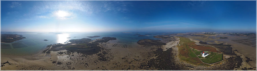 Phare de l'le de Wrach en cerf-volant Ce phare sert actuellement  exposer des oeuvres, et il est ouvert rgulirement au public. Ce panoramique diffre du prcdent par l'altitude de prise de vue. Ici, 150m de ligne ont t drouls, l'appareil photo devait se situer aux alentours de 80-90m au dessus du sol. www.360x180.fr Selme Matthieu