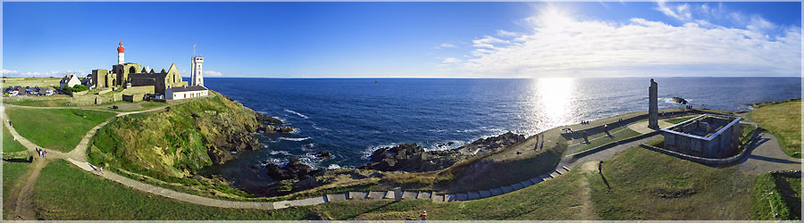 Pointe St Mathieu Sortie par un vent trs faible infrieur  10 noeuds et trs rasant, au niveau du sol : si je lachais plus de 80m de fil, le cerf-volant retombait ! La vue a donc t ralise le plus haut possible avec le Rokkaku... Il va falloir rflchir  construire un cerf-volant plus grand... www.360x180.fr Selme Matthieu