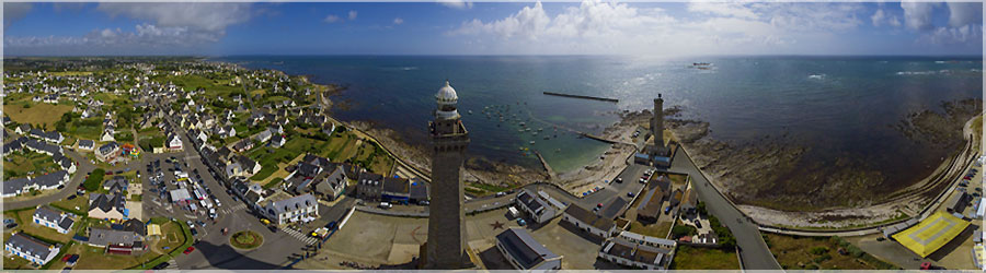 Vue arienne du phare d'Eckmhl Le phare d'Eckmhl est un phare maritime situ sur la pointe de Saint-Pierre,  Penmarc'h, dans le Finistre en France. Il mesure plus de 60 mtres de haut. Il a t inaugur le 17 octobre 1897 et doit son nom au titre de noblesse de la donatrice qui l'a en grande partie financ. Il scurise l'une des ctes les plus dangereuses de France en raison de ses nombreux rcifs. Ses murs sont entirement btis en granite de Kersanton et la paroi interne de sa cage d'escaliers est recouverte de plaques d'opaline. C'est aujourd'hui l'un des monuments les plus visits du Finistre. Le phare fait l'objet d'un classement au titre des monuments historiques depuis le 23 mai 2011. www.360x180.fr Selme Matthieu