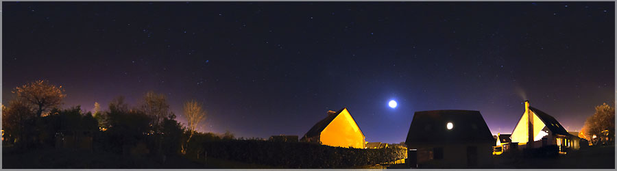 Ciel nocturne breton Je m'essaye  la photo panoramique 360 de nuit... C'est pratique en hiver, le soleil se couche tt ! On aperoit les principales constellations, ainsi que la pollution lumineuse de Plougastel et Brest... Cependant, il reste encore du chemin avant d'arriver  un rsultat correct, en particulier la gestion du bruit sur ce petit GF1, avec des pauses de 20s  200Iso ! www.360x180.fr Selme Matthieu