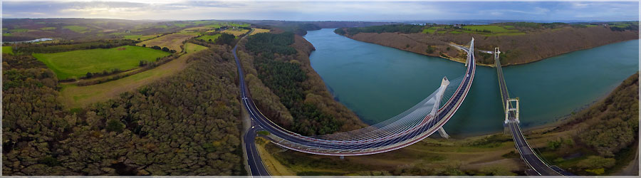 Les 2 ponts de Terenez dans l'aprs-midi Le pont de Trnez enjambe l'Aulne entre Argol et Rosnon sur la route dpartementale 791 qui relie Crozon au Faou. Il est situ dans le Finistre et est considr comme un lment essentiel de dsenclavement pour la presqu'le de Crozon, si l'on ne veut pas faire un dtour de 47 km pour passer par Chteaulin afin de rejoindre le Nord-Finistre. Avant la construction du pont, la traverse de l'Aulne se faisait par bacs afin d'assurer la continuit de la route nationale. Les accidents taient trs nombreux, notamment les jours de foire en raison d'un bac   fond plat et peu manoeuvrable qui tait emport par le courant des marres et chaviraient. L'Aulne engloutissait les hommes, les chevaux et les marchandises. Pont de 1925 : Le premier pont de Trnez a t construit entre 1913 et 1925. C'tait un pont suspendu d'une longueur de 350 m, dont 272 m pour la porte principale. Le 13 dcembre 1925, il est ouvert   la circulation et aura t,   l'poque, le plus grand pont d'Europe. Ce pont de Trnez aurait t dtruit le 24 aot 1944 par l'arme allemande, afin de retarder l'avance des troupes allies ; des tmoins affirment qu'il fut dtruit par des bombardements amricains, en mme temps que ceux-ci bombardaient la ville de Telgruc,   proximit. Pont de 1952 : Le nouveau pont, bas sur ses piles d'origine, n'est termin qu'en 1952. C'est un pont suspendu, comme le prcdent, qui reprend les mmes mensurations : longueur de 350 m, dont 272 m pour la porte principale. Ce pont est aujourd'hui atteint du '' cancer du bton '' (alcali-raction) et se trouve depuis 1992 sous troite surveillance. Pont de 2011 : En 1998, le projet retenu s'oriente vers une reconstruction du pont de Trnez   proximit du pont actuel. L'option majeure est d'offrir des accs en courbe pour fluidifier la circulation. Sur le pont de 1951, les accs   angle droit ne permettaient pas le croisement d'un semi-remorque et d'un autre vhicule, l'un devant cder le passage   l'autre. Le chantier a dbut le 19 avril 2007. Les botes d'ancrage des haubans, au sommet des piliers, ont t respectivement hisses le 7 juillet 2009 en rive gauche (ct Argol sur la presqu'le) et le 13 janvier 2010 en rive droite (ct Rosnon). La premire moiti de la structure,   partir du pilier rive gauche, a t acheve fin mars 2010 et l'ensemble de la structure, reliant les deux rives, fin aot 2010. L'inauguration a eu lieu le week-end des 16 et 17 avril 2011 : samedi 16 avril, inauguration et passage symbolique du Tour cycliste du Finistre sur le nouveau pont. Dimanche 17 avril, fermeture totale de l'axe routier avec animations et accs aux deux ponts uniquement rservs aux pitons, cavaliers et vhicules anciens de collection. Ce magnifique ouvrage d'art a ensuite t ouvert dfinitivement   la circulation ce mme jour aux alentours de 23 h. Il est le premier pont courbe   haubans de France, de 515 m de porte dont 285 m pour la trave centrale. L'ouvrage a t conu par l'architecte Charles Lavigne et l'ingnieur Michel Virlogeux. Thomas Lavigne et Christophe Cheron ont assur le suivi architectural de l'ouvrage pendant le chantier. C'est une premire mondiale, jamais un pont   haubans de forme circulaire n'avait t construit. L'ancien pont est inutilis depuis l'ouverture du nouvel ouvrage, il est dcid en 2013 de dtruire l'ancien pont de 1952. Le site tant class Natura 2000, le pont sera dconstruit afin de recycler une partie des matriaux qui le constituent, et d'tudier (dans un laboratoire de Saint-Brieuc) certains lments des pylnes atteints d'alcali-raction. Il sera sci en plusieurs tronons, les deux extrmits du premier pont de 1925 seront conservs et serviront de belvdre. Le chantier doit dbuter le 6 janvier 2014. C'tait pour moi l'occasion de prendre en panoramique arien une dernire fois les deux ponts cte   cte avant la destruction de l'ancien pont. www.360x180.fr Selme Matthieu