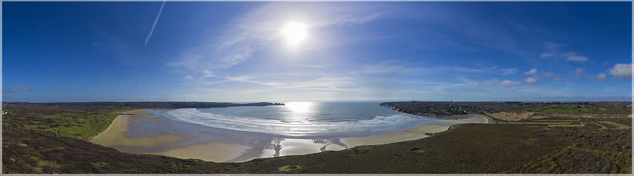 Panorama arien (KAP) : Anse de Dinan et plage de Goulien Premier vol avec le Delta de 4m. Il permet de dcoller par trs faible vent. www.360x180.fr Selme Matthieu