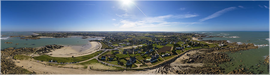 Vue arienne sur la plage et le smaphore de Brignogan (KAP) Et voici les 2 dernires photos ariennes de dimanche ensoleill. Une vue globale de la plage de Brignogan avec au bout le smaphore. C'est une plage que j'aime bien, avec des normes rochers tout ronds, c'est agrable de s'y promener ! Le smaphore a t construit en 1980, pour remplacer celui de l'Aber Wrach. On remarque qu'il est parfaitement intgr dans les normes blocs de rochers qui surplombent le rivage, avec une 