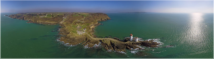 Le Phare et la pointe du Minou vus du ciel (KAP) Le phare du Petit Minou est construit sur un rocher avanc en mer, sur la cte Nord du goulet de Brest. Il indique la route  suivre pour entrer dans la rade, formant un alignement avec le phare du Portzic. Il culmine  26m au dessus du sol, 34m au dessus de la mer. Il ft allum en 1848, puis compltement automatis en 1989, et est depuis contrl depuis Brest. Sa porte est d'environ 35Km. www.360x180.fr Selme Matthieu