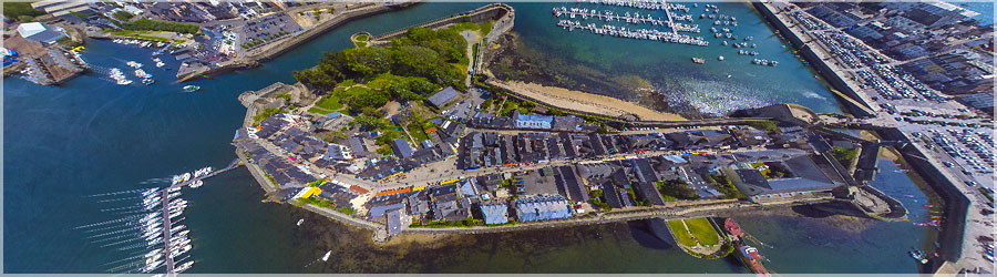 Vue arienne de la ville close de Concarneau (KAP) Concarneau est une ville situe dans le Finistre, dans la rgion Bretagne. La ville s'est constitue au Moyen Age  partir de la ville close situe dans l'estuaire du Moros : cet abri naturel a permis le dveloppement du septime port de pche franais en tonnage dbarqu et d'importants chantiers navals. Sa situation sur le littoral et son patrimoine historique en font aujourd'hui une destination touristique bretonne de premier plan. Actuellement, c'est la troisime commune du Finistre par sa population. www.360x180.fr Selme Matthieu