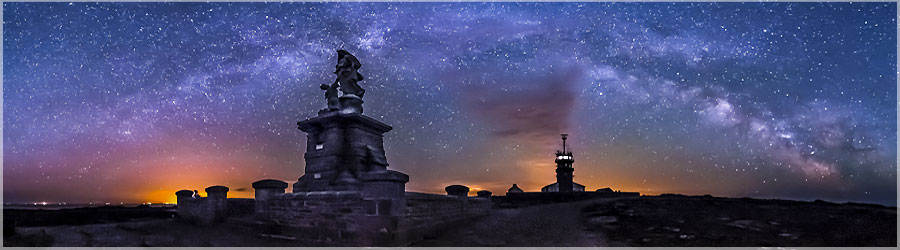 Voie lacte  la pointe du Raz (Finistre) La Voie Lacte  la pointe du Raz. Il tait aux alentours de 3h00 du matin lorsque ces photos ont t prises ! www.360x180.fr Selme Matthieu