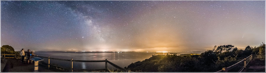 Comte Neowise au Belvdre de Kerdeniel Comte Neowise au Belvdre de Kerdeniel. Beaucoup de pollution lumineuse ! www.360x180.fr Selme Matthieu