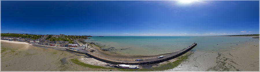 Vue arienne de Cancale Sur la jete, il n'y avait pas beaucoup de place, j'ai donc dcid d'utiliser le Delta, qui se lance un peu plus facilement d'une seule main. Ce cerf-volant est un joueur, il n'a pas arrt de bouger, et le vent n'tait pas assez constant pour le maintenir en l'air sans bouger... La sance a t intense en sensations ! www.360x180.fr Selme Matthieu