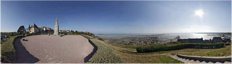 Culture d'huitres dans la baie de Cancale Cancale, Kankaven en breton, est une commune franaise situe dans le dpartement d'Ille-et-Vilaine et la rgion Bretagne. Elle est rpute, depuis les temps anciens, pour ses hutres plates sauvages des bancs naturels existant en eau profonde et plus rcemment (vers 1950) pour ses hutres creuses d'levage. www.360x180.fr Selme Matthieu