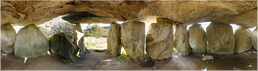 Dolmen de Crucuno Sous le dolmen de Crucuno apparaissent les Druides...  www.360x180.fr Selme Matthieu